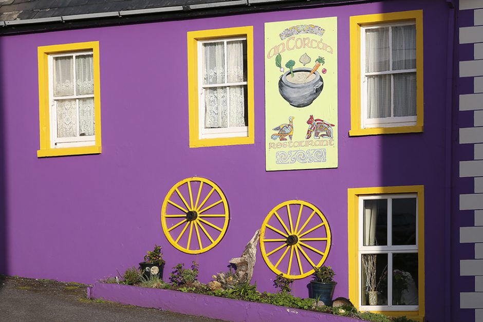 Husen är färggranna även i Waterville, precis som i så många andra städer på Irland. Fler bilder i lila finns i galleri lila, här på min webbsida