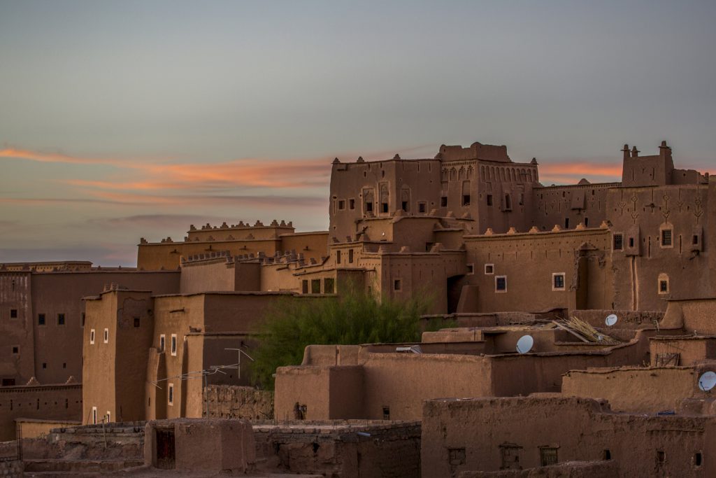 Från vår takterass såg vi Kasbah Taourirt i vackert kvällsljus