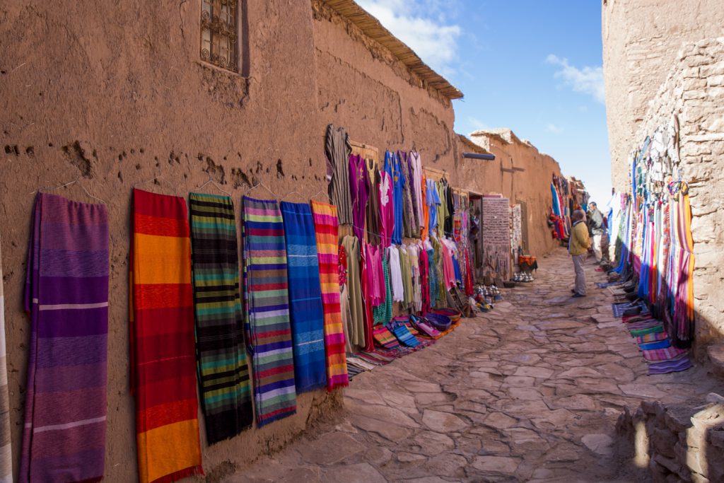 Kommers i vackra färger i gränderna på väg till det gamla Ait Ben Haddou