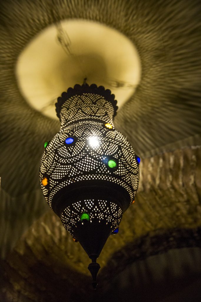 En av många vackra marockanska lampor som pryder Riaden