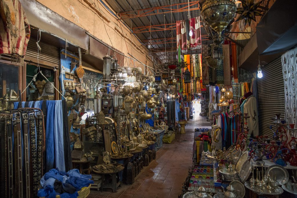 I souken säljs allt från tyger, bälten till fantastiska handsmidda marockanska lampor. Att det just här är fulltomt var helt unikt.
