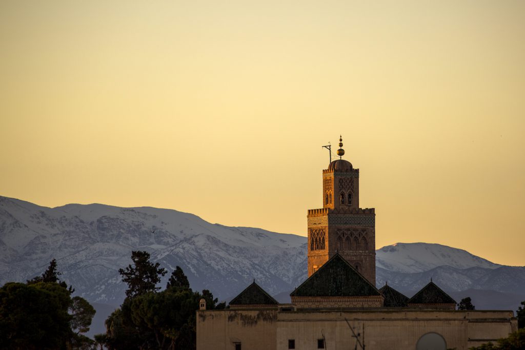 Den stora Koutoubia moskén syntes överallt i Marrakech. Här med Atlasbergen som fond. Fotograferat från takterassen på vår Riad.