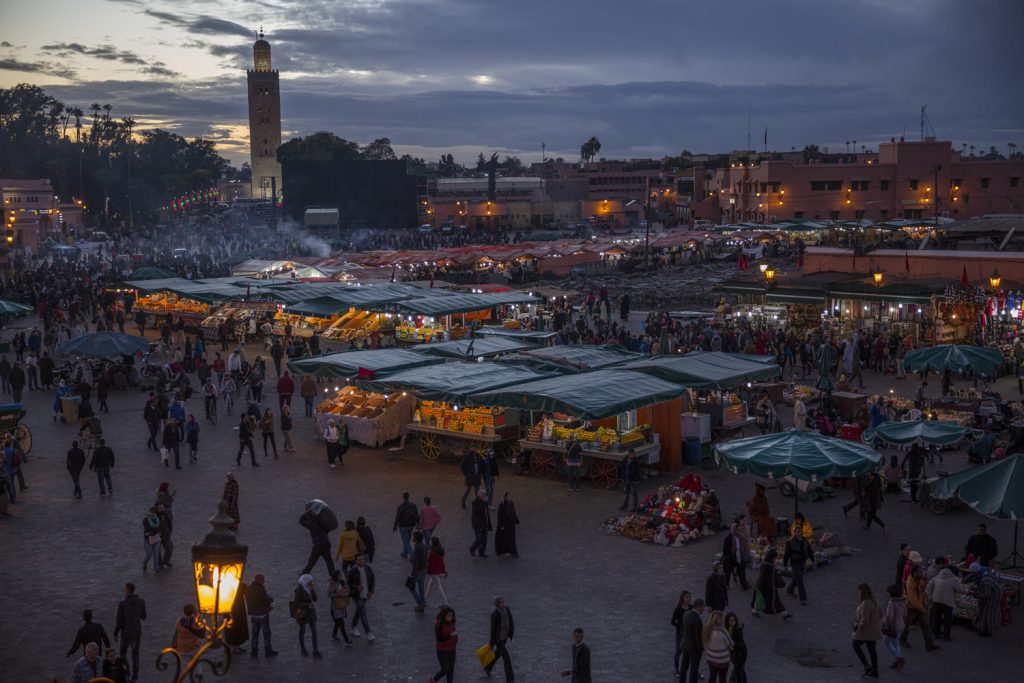 Torget förvandlas på kvällen