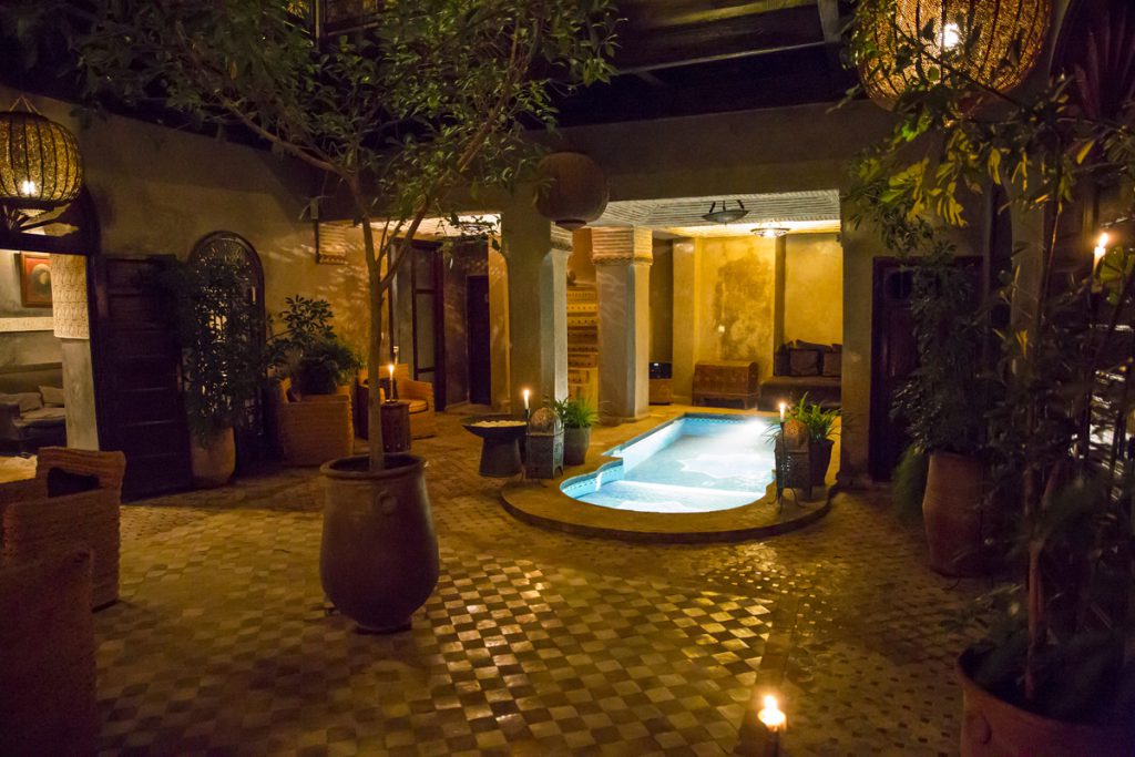 Den andra innergården på vår Riad i kvällsljus