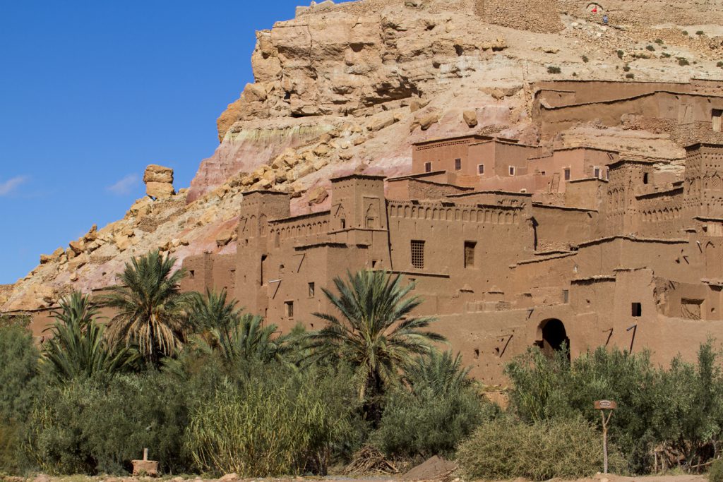 Staden (Ksar) Ait Ben Haddou slingrar sig uppför berget