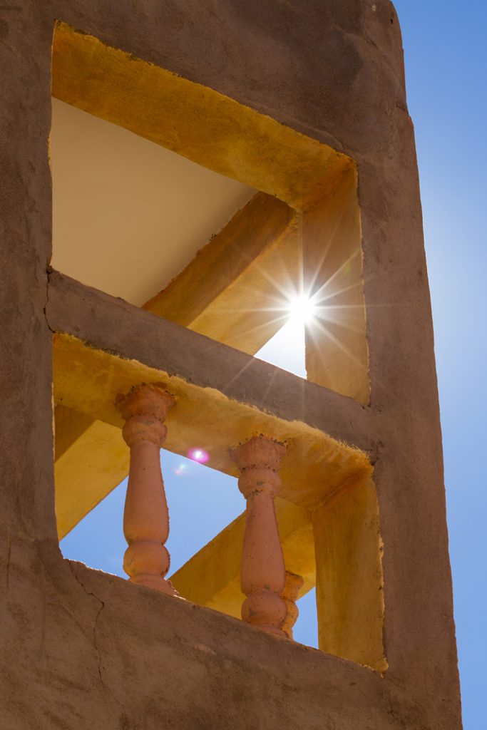 En solig balkong i nya delen av Ait Ben Haddou, på andra sidan om floden