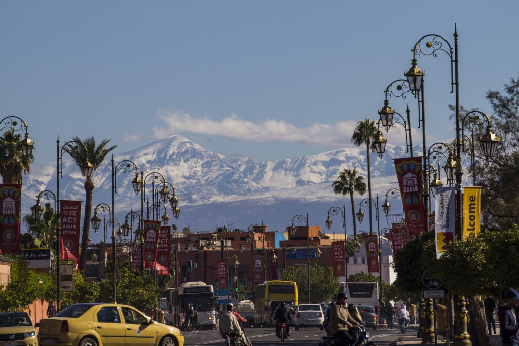 Marrakech, vackert beläget på slätten på över 400 möh, med de höga Atlasbergen som kuliss