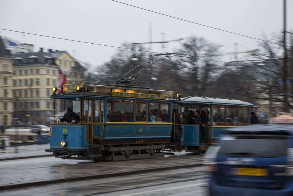 Spårvagnen rusar för att människorna ska hinna fram i tid. I tid till vadå?