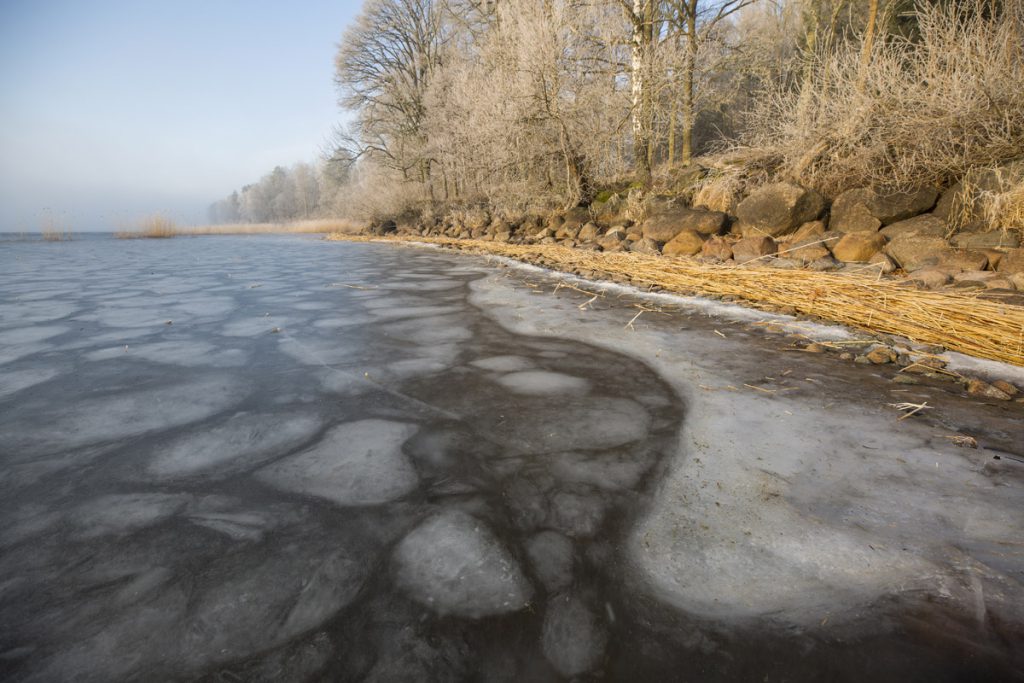 Häftiga isformationer har bildats även under ytan, vid Roxens strand