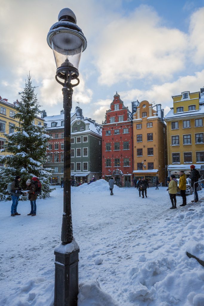 Stortorget i Gamla Stan. Många turister njuter av den vackra svenska vintern