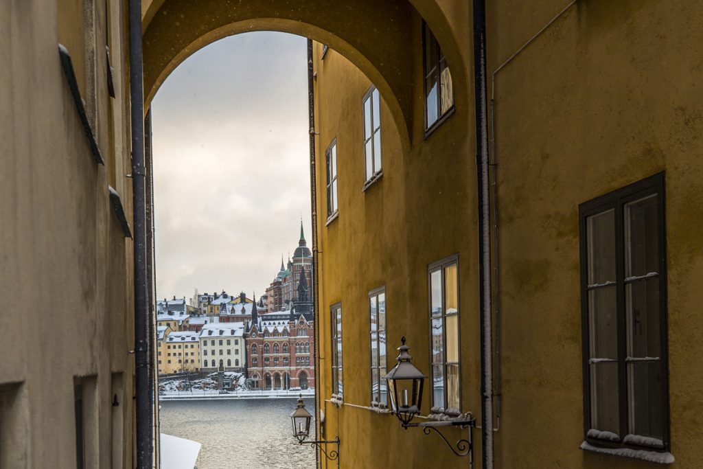 En vacker båge på Riddarholmen ramar in husen på Söders höjder i bakgrunden