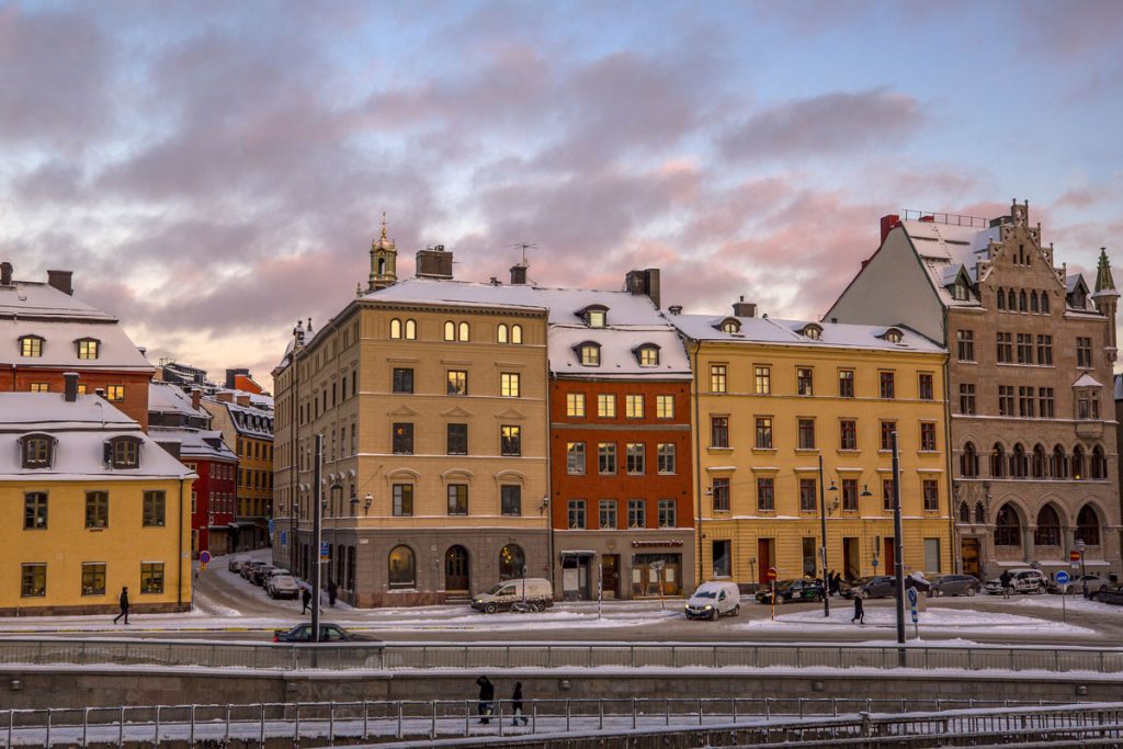 Mot Munkbron i vackert kvällsljus