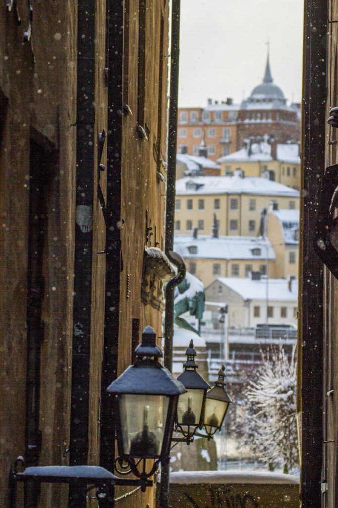 En av många vackra och trånga gränder i Gamla stan. Allt är inte rakt här...