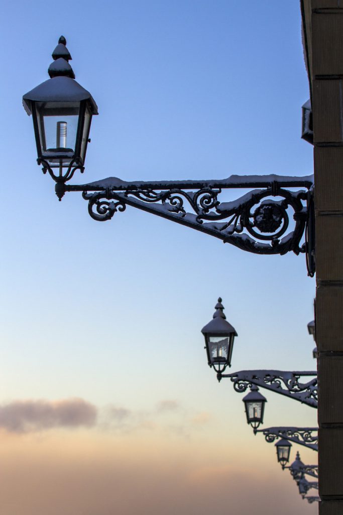 Snöklädda gatlyktor på Riddarholmen