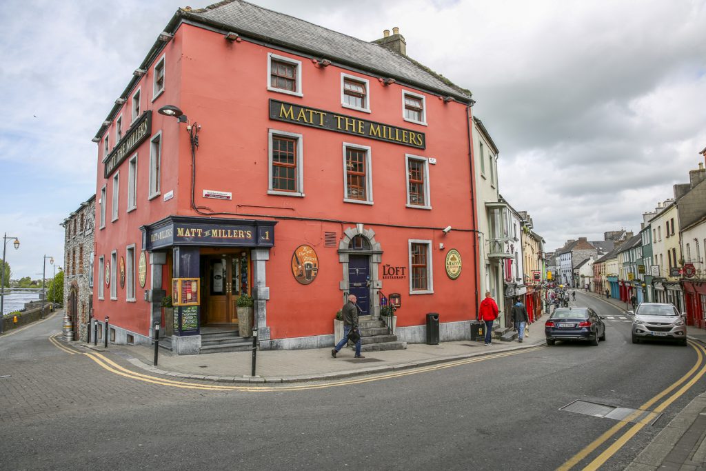 Kilkenny. Stadens trevliga centrum omger det imponerande slottet med samma namn