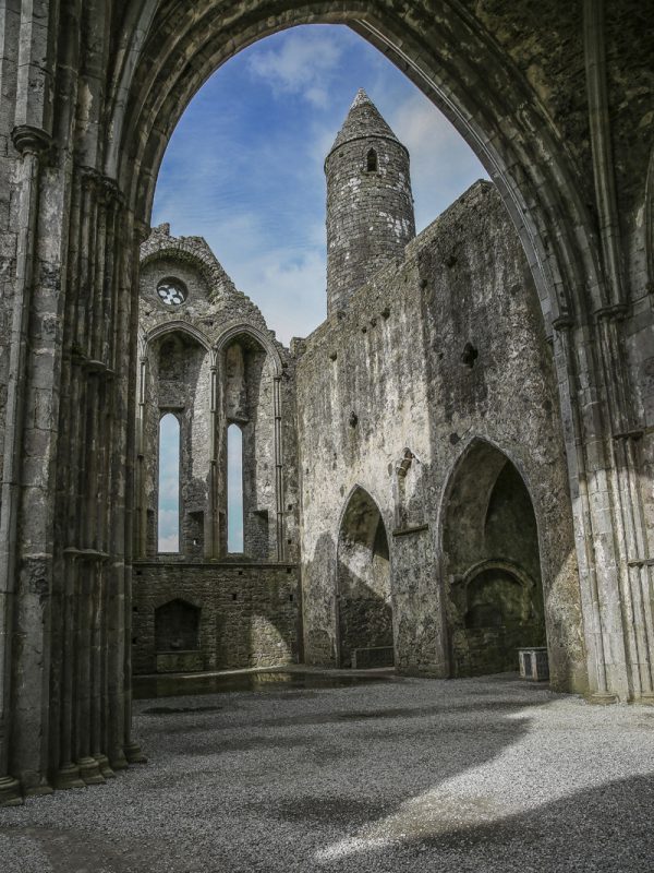 Den mäktiga ruinen på kullen i Rock of Cashel