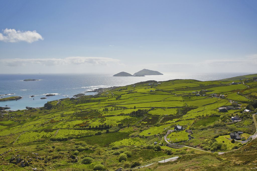 Storslagna vyer med böljande vackra gröna landskap längs Ring of Kerry