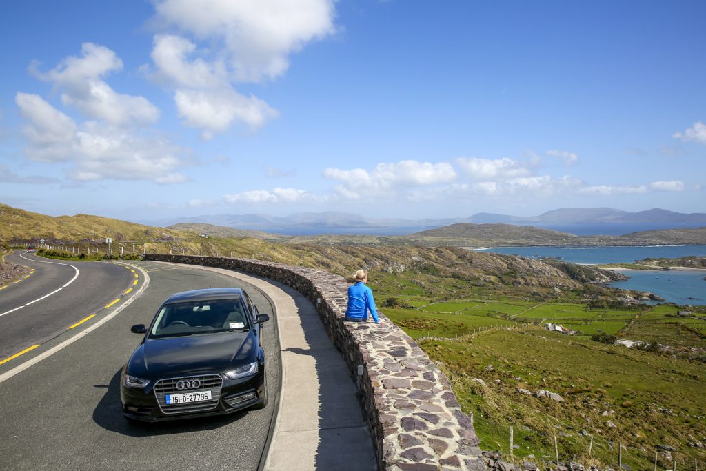 Ylva tittar ut över vyerna på Ring of Kerry. Världen är vacker!