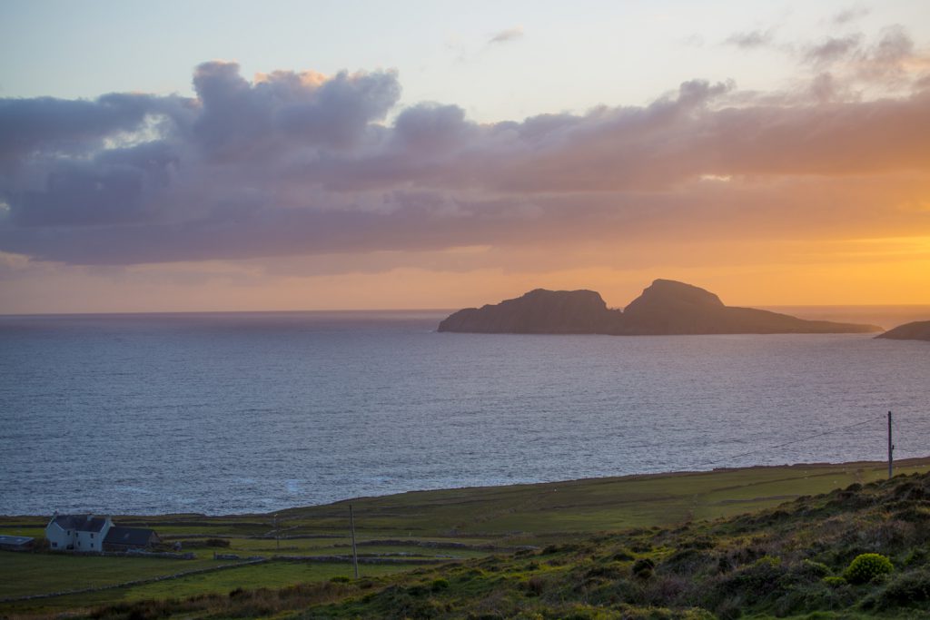 Skellig Island i vackert kvällsljus. Vi valde bort en tur till öarna men det är nog värt ett besök om man tar sig tid.