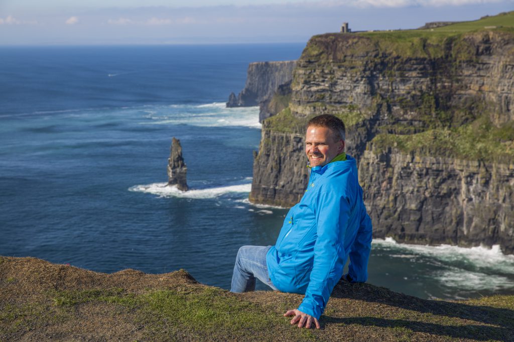 Jag sitter och poserar 200 möh för den obligatoriska farliga bilden, vid Cliffs of Moher