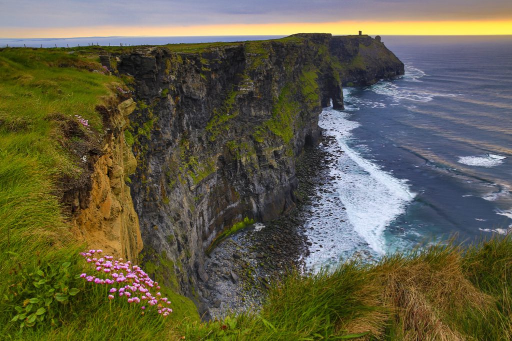 liffs of Moher i kvällsljuset. När ni besöker denna måsteplats på en irlandsresa, se till att vara här på eftermiddagen/kvällen.