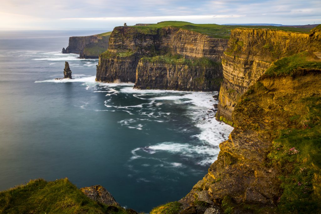 Cliffs of Moher i blir fantastiskt vackert i kvällsljuset