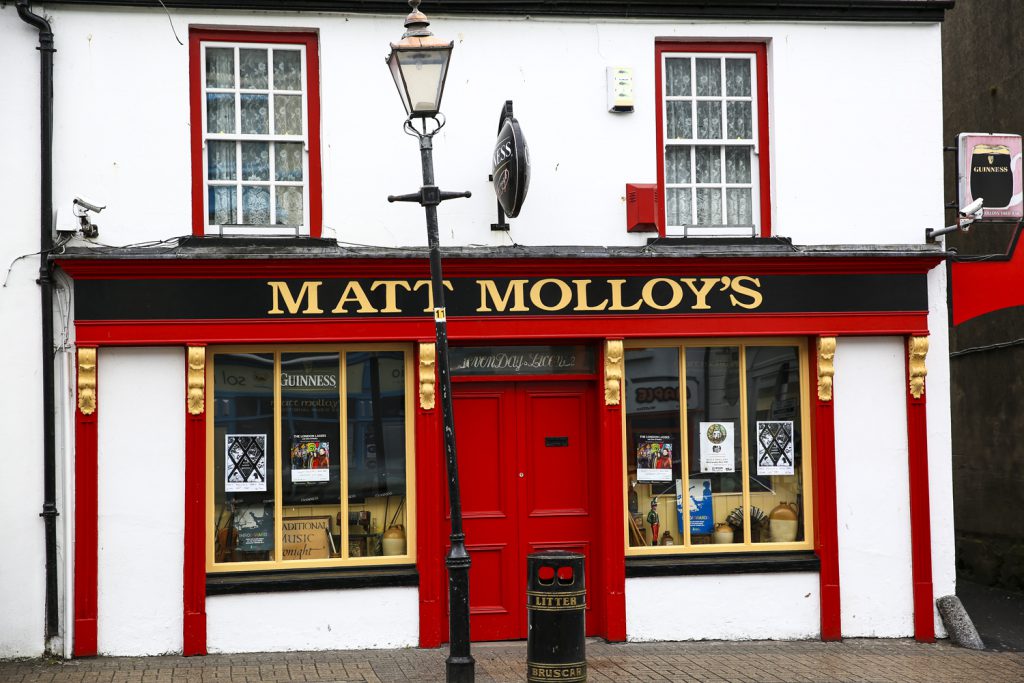En av många pubar i Westport, denna ägs av en av Irlands mest kända flöjtister, Matt Molloy