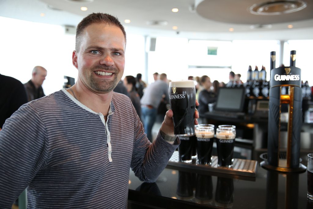 En Guinness smakar aldrig så gott som den gör på Irland. Här i takrestaurangen på Guinessmuseet i Dublin.