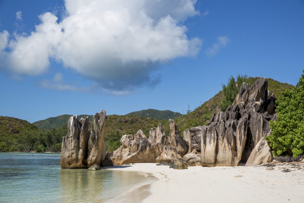 Det första vi såg av Curieuse var den här exotiska stranden med dem för seychellerna typiska granitklipporna