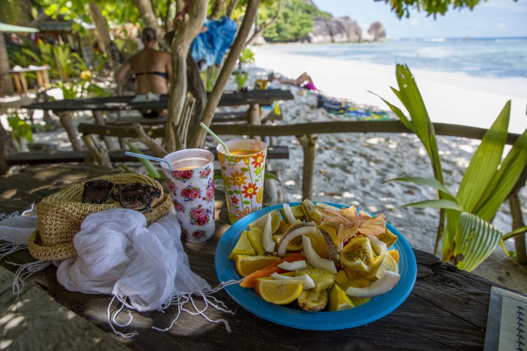 Lunch på stranden - fruktsallad och fruktsmoothie 