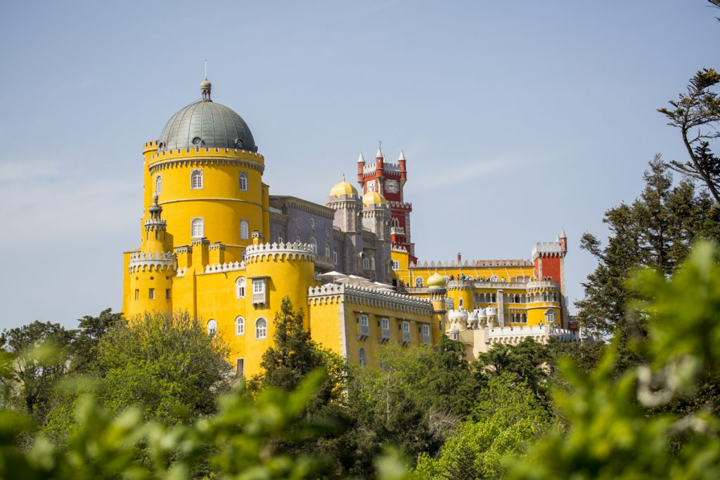 Det här slottet heter Pena och ligger inte i Lissabon utan i Sintra.