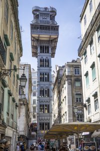 Elevador de Santa Justa. En märklig utsiktsplats mitt på gatan!