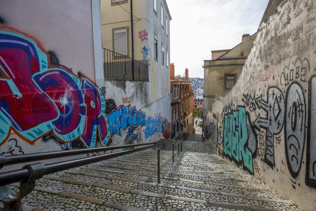 Klotter/graffitti är ett vanligt inslag på Lissabons gator