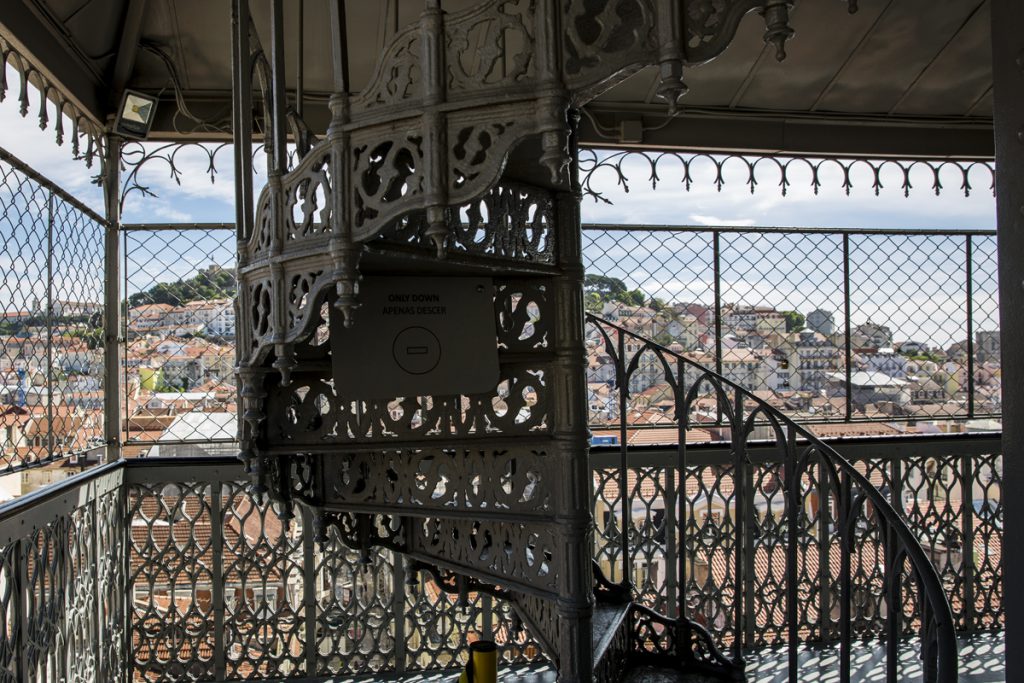 Elevador de Santa Justa. Man kan gå uppför backarna om man inte vill betala för hissen. Men de sista våningarna i den smala trappan kommer man inte undan och de är en upplevelse i sig.