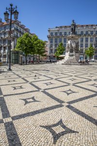 På torgen i Lissabon sätter man sina fötter på detaljrika gatstensmönster. Här Praça Luís de Camões. 