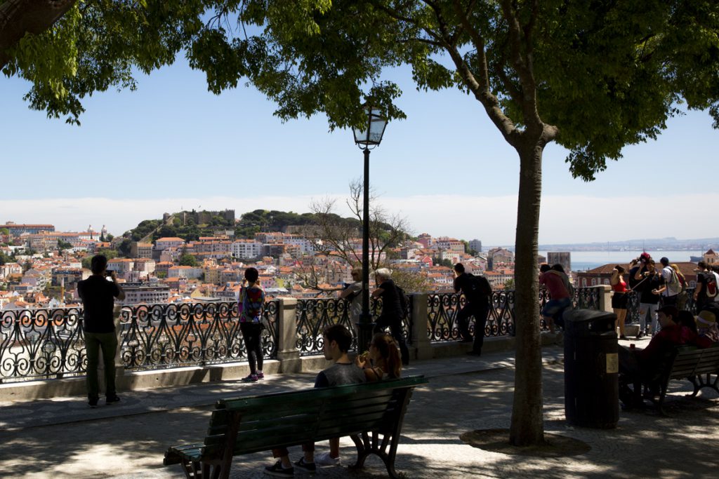 Miradouro de São Pedro de Alcantara, en av Lissabons många fantastiska utsiktsplatser. Här finns skuggande träd, fontäner, lekplatser, café och restauranger och man behöver inte gå uppför backarna - det finns spårvagn!