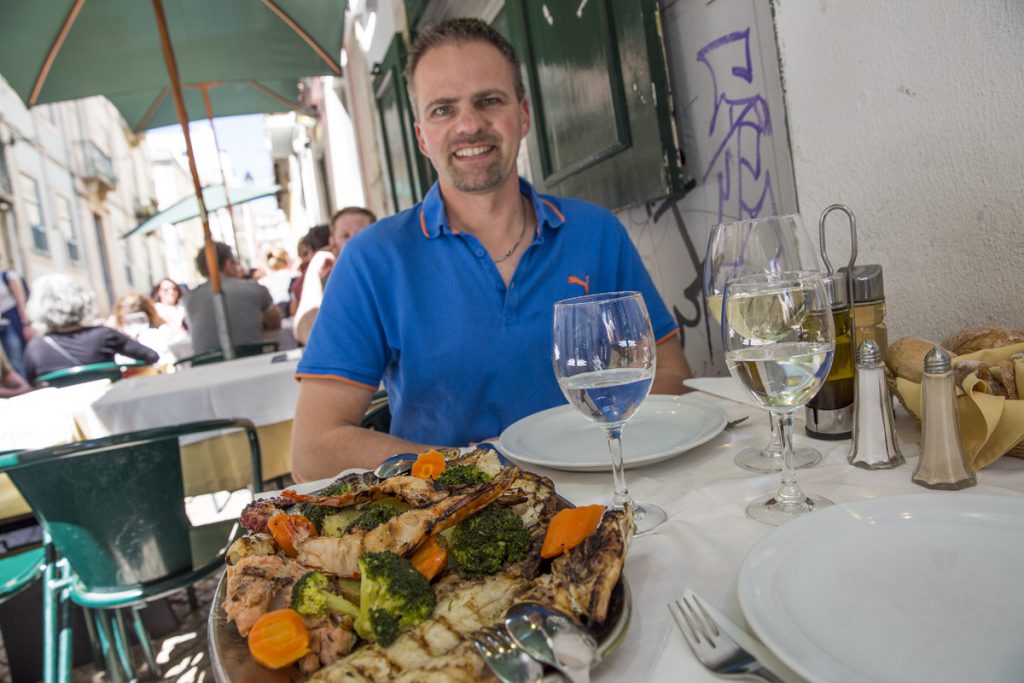 I Bairro Alto finns gott om restauranger. Här ska vi äta dagens fisk.