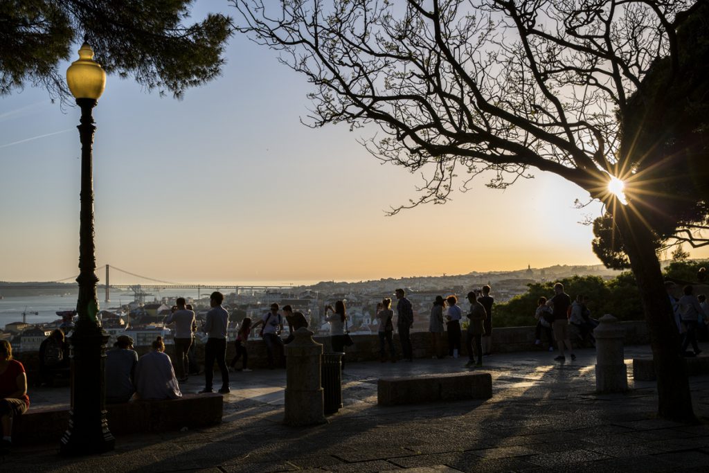 Vy ut över stadens västra delar från den moriska borgen Castelo de São Jorge