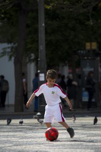 Ylva har hittat en blivande Ronaldo? Hög koncentration i dribblingarna på torget Rossio. 