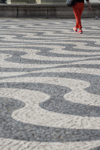 Ylva hittar ett par röda byxor som är ute och går på torget Rossio