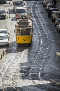Slalomliknande spårvagnsspår på Lissabons gator. Här i stadsdelen Baixa