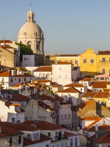 Vy från Miradouro de Santa Luzia ut över myllret av gränder i Alfama