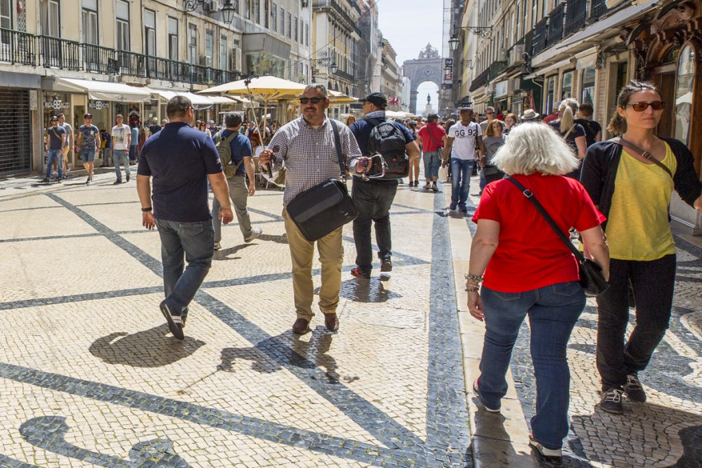 En selfiestick! Någon? Det och mycket annat kan man köpa på den livliga gågatan Rue Augusta