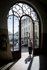 Ylva i porten in till den vackra stationsbyggnaden Rossio i centrala Lissabon