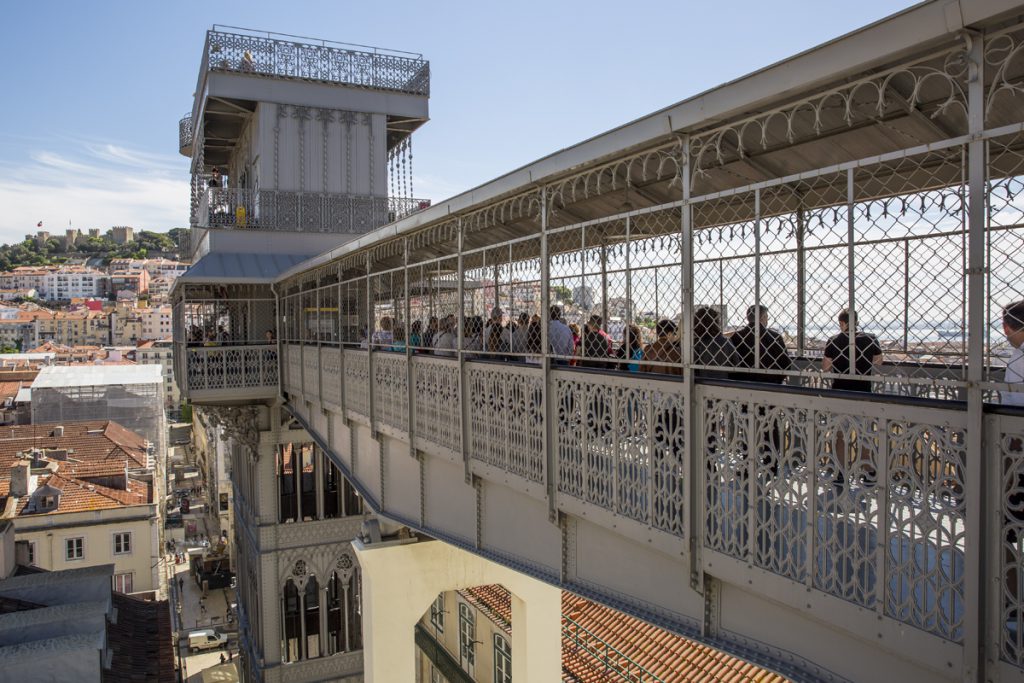 Gångbron till häftiga utsiktstornet Elevador de Santa Justa. Tornet sägs har ritats av en av Eiffels lärlingar