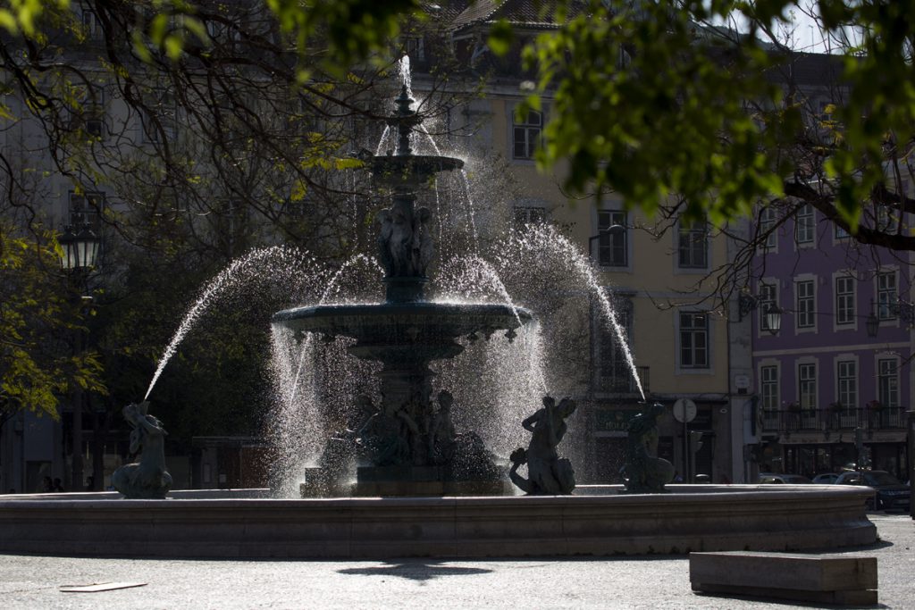 En av de 2 fontänerna på torget Rossio