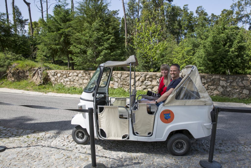 En trevlig åktur med en Tuktuk på berget och i Sintra