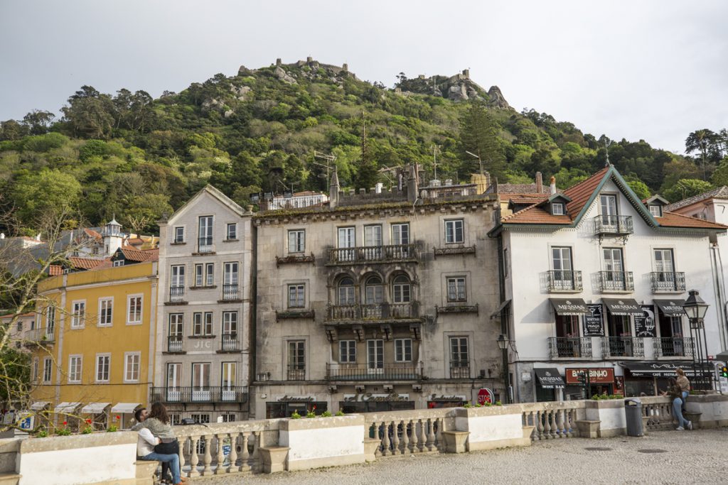 Centrala Sintra med den Moriska borgen vakandes över staden på berget Serra de Sintra