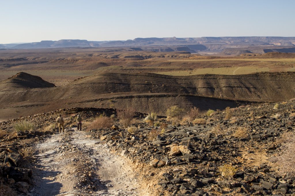 På väg ner i världens nästa största ravin, Fish River Canyon. 