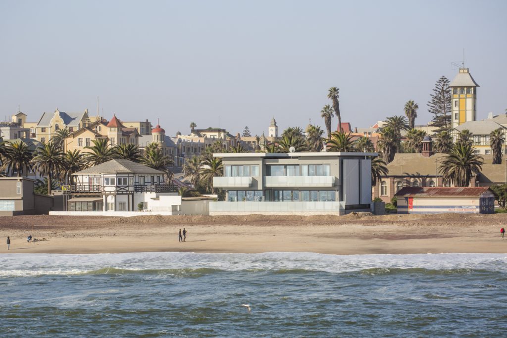 Trevliga kuststaden Swakopmund är ett svalkande sommarresmål för Winhoekbor med resurser. Kontrasterna är stora i Namibia.